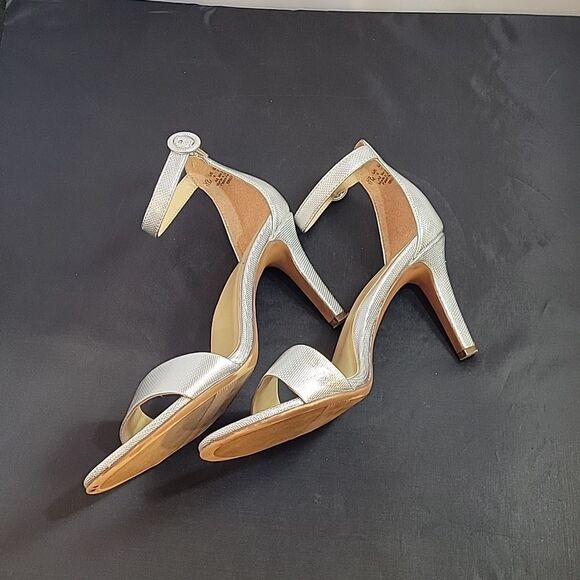 NATURALIZER ALMOND TOE ADJUSTABLE BUCKLE ANKLE STRAP SANDAL - Picture 11 of 14